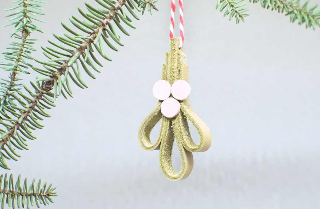 colgante de navidad con forma de racimo de muerdago hecho de cuero