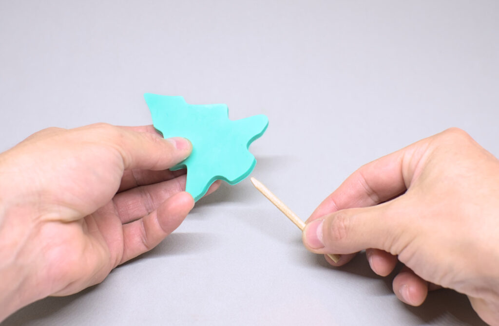 colocando palito en figura de plastilina