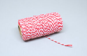 cordon de navidad de hilo rojo y blanco