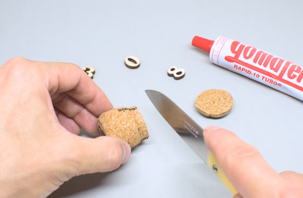 cortando tapon de corcho para hacer sellos estampacion