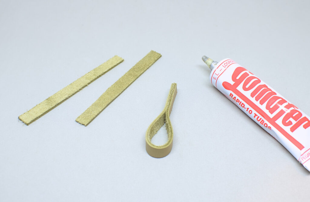 lagrima hecha con tira de cuero verde oliva