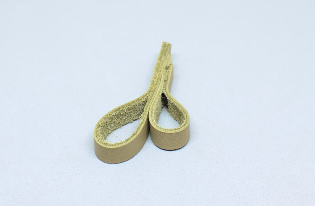 lagrimas de cuero verde oliva adheridas para hacer racimo de muerdago