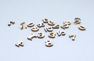 pequeños numeros de madera