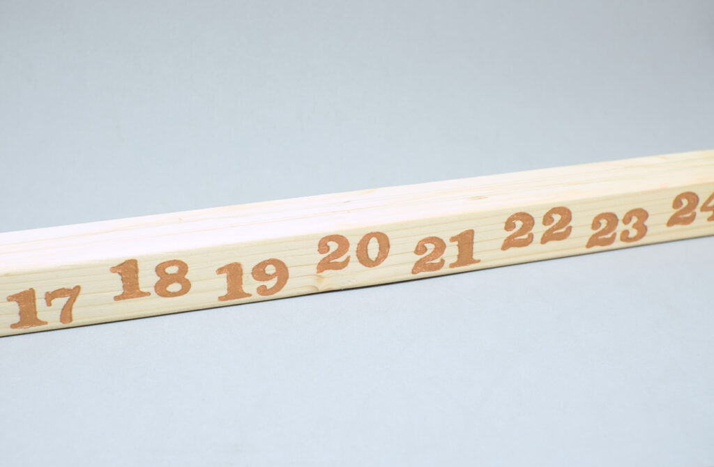 reverso de liston de madera con numeros estampados