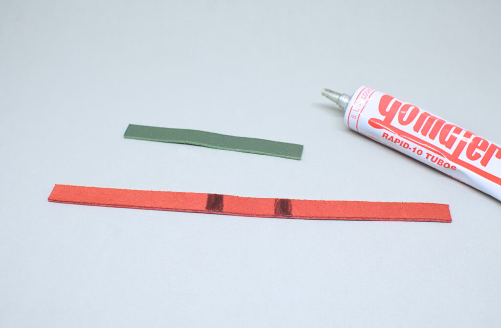 tira de cuero rojo con pegamento de contacto