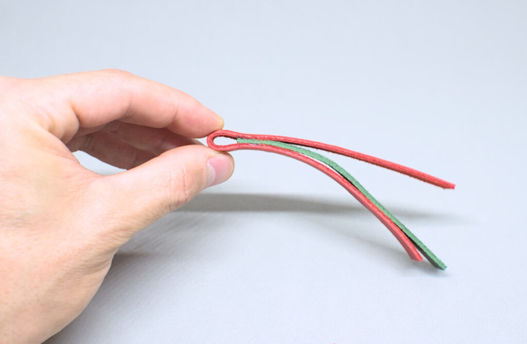 tira de cuero rojo y verde adheridas con pegamento de contacto