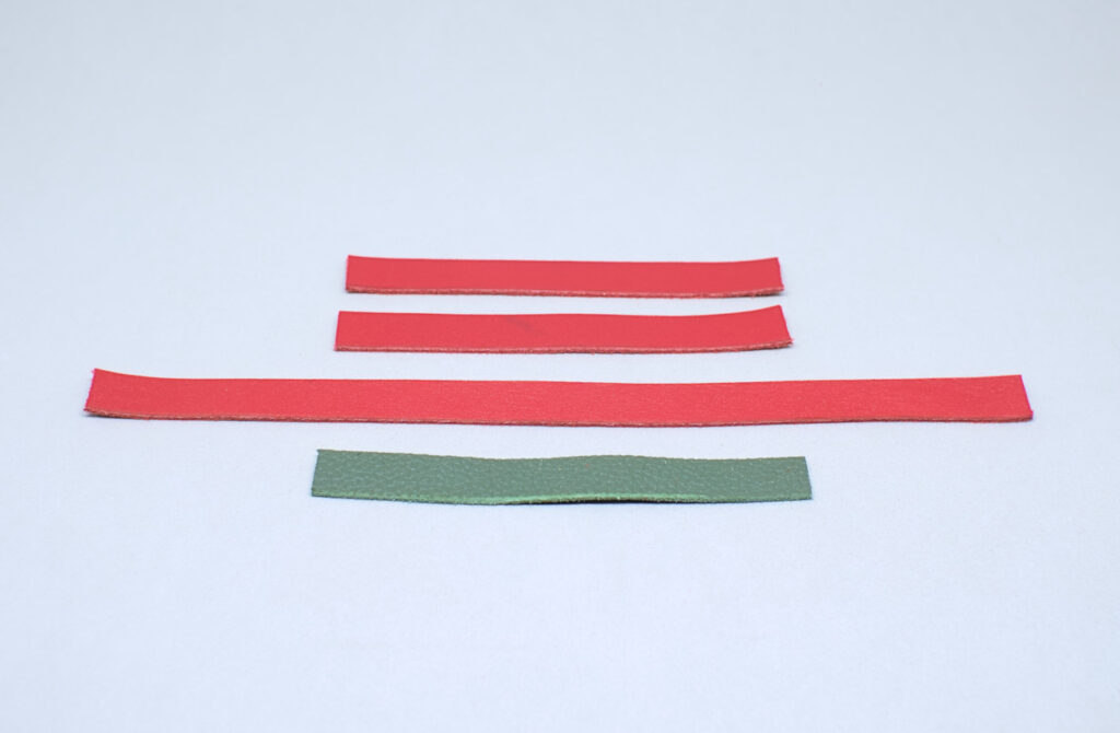 tiras de cuero liso y bombeado en color rojo y verde