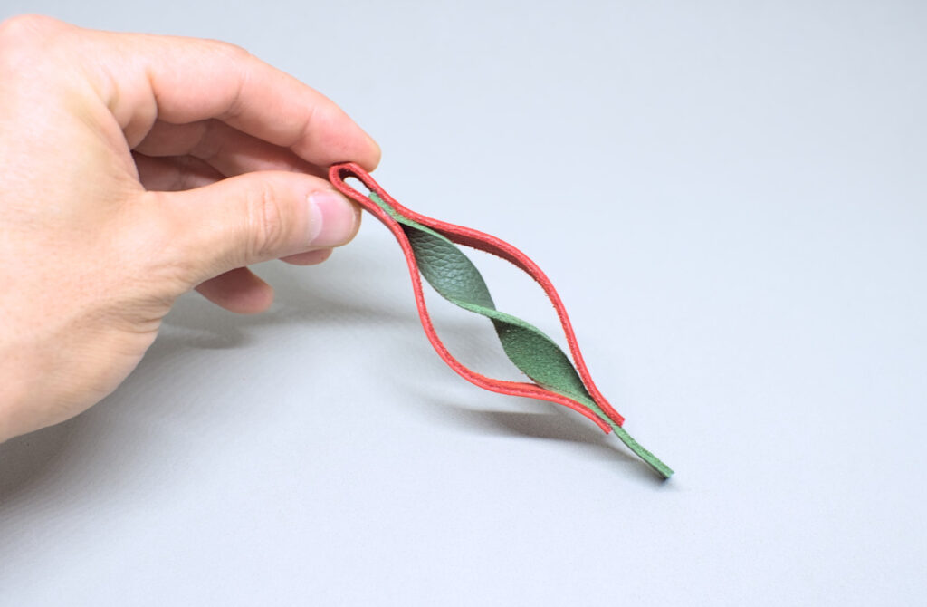 tiras de cuero rojo abombadas y tira verde en espiral