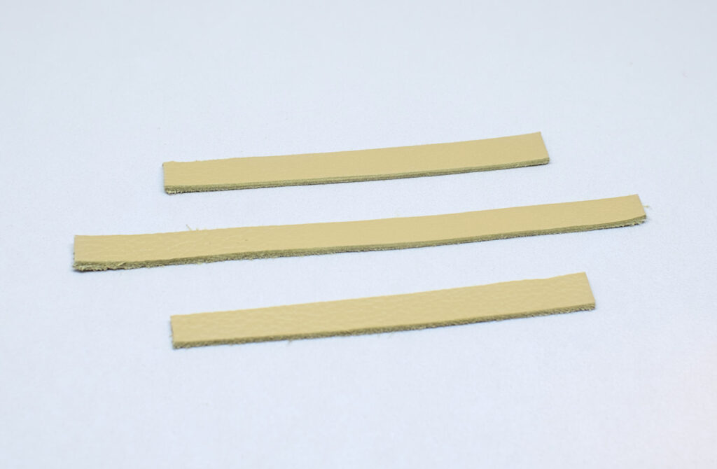 tiras de cuero verde oliva con diferentes longitudes