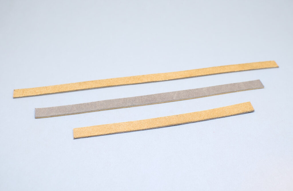 tres tiras de cuero con diferentes longitudes