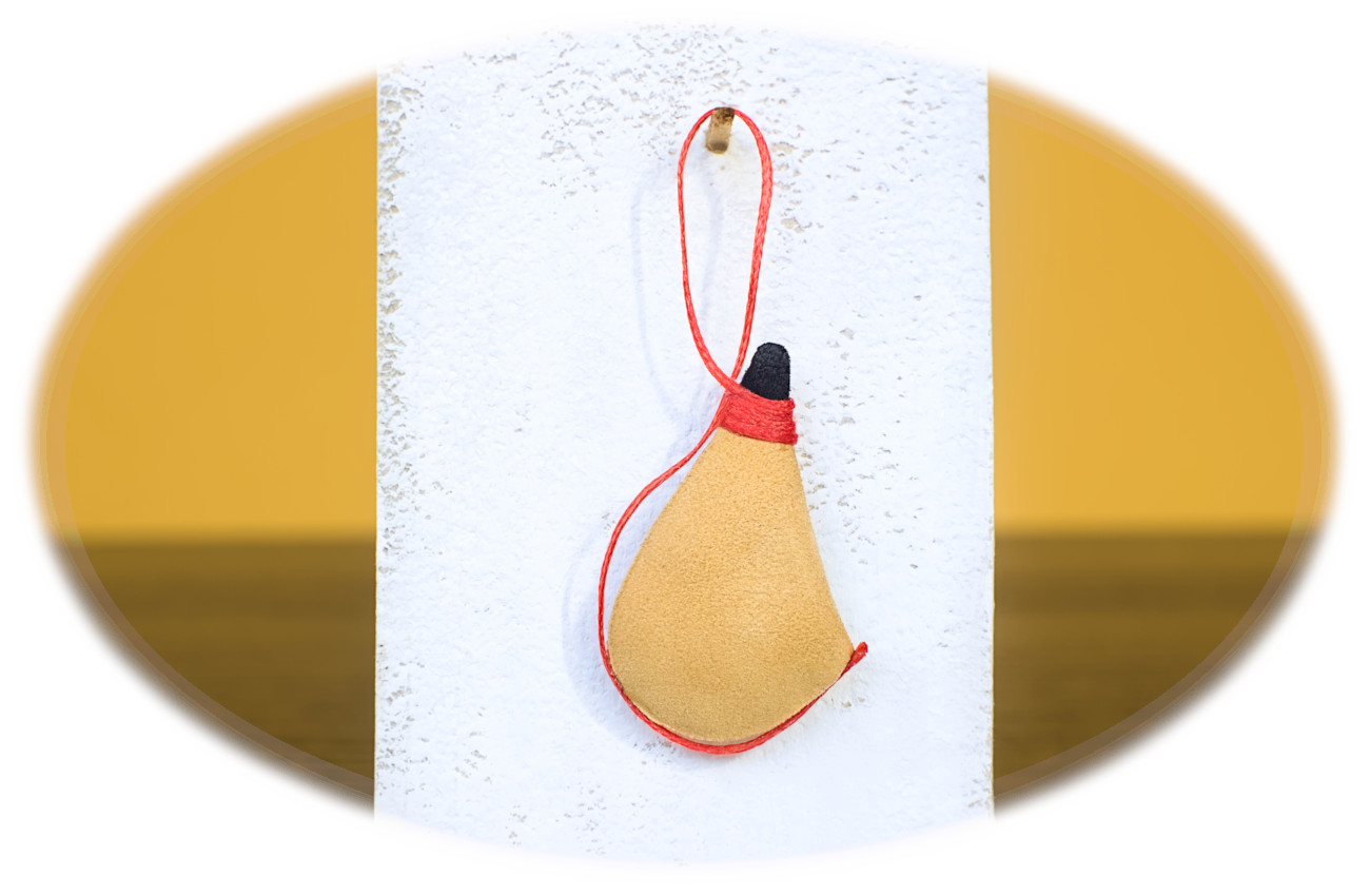 bota de vino en miniatura hecha con cuero para la escenografia del belen