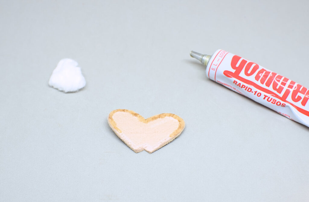 cara interna de pieza de cuero con pegamento de contacto para bota de vino