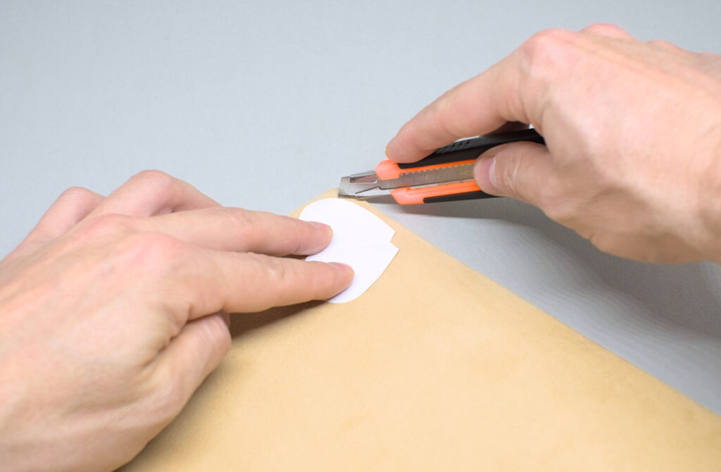 cortando pieza de cuero