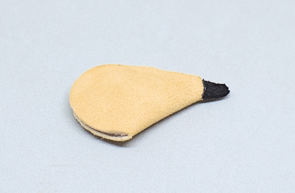 forma basica de bota de vino en miniatura hecha con trozos de cuero de colores