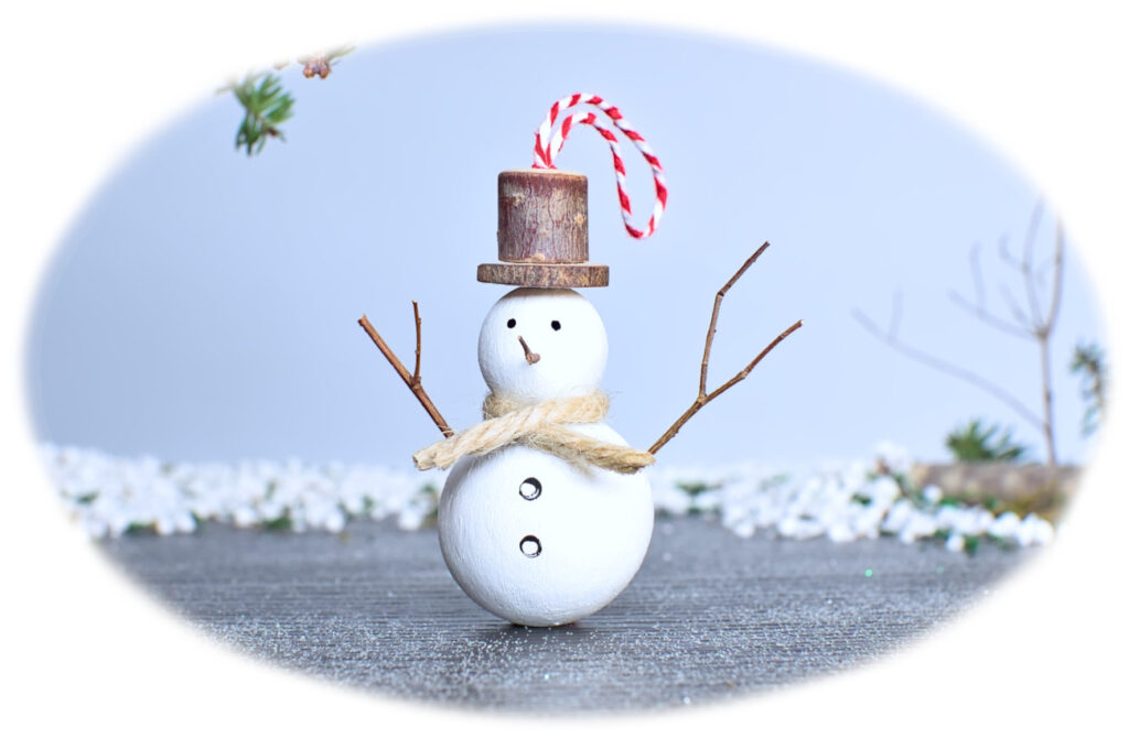 muñeco de nieve colgante hecho con madera para decorar el arbol de navidad