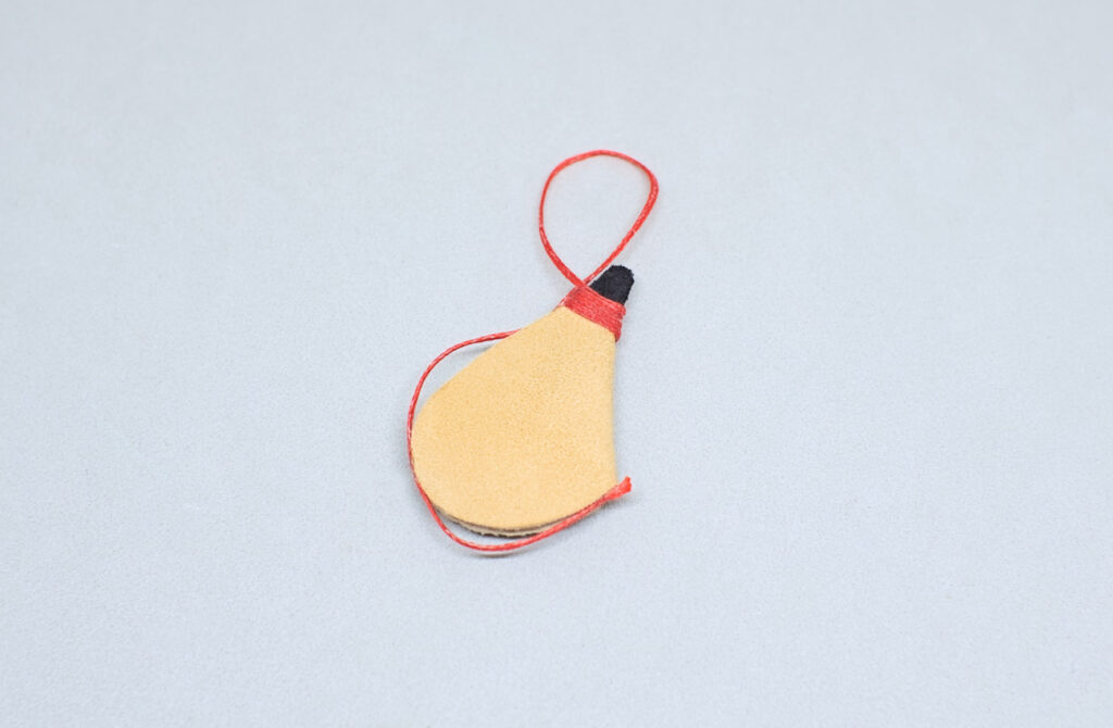 pequeña bota de vino hecha con cuero de colores para el belen