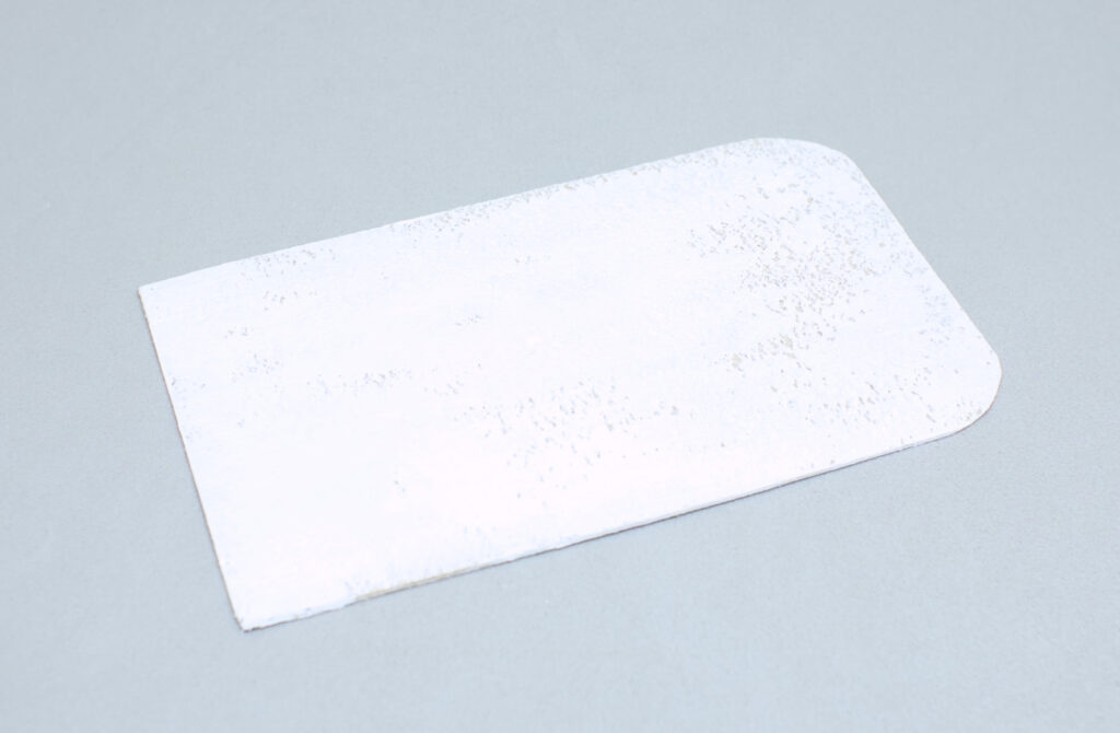 pieza de carton pintada en blanco