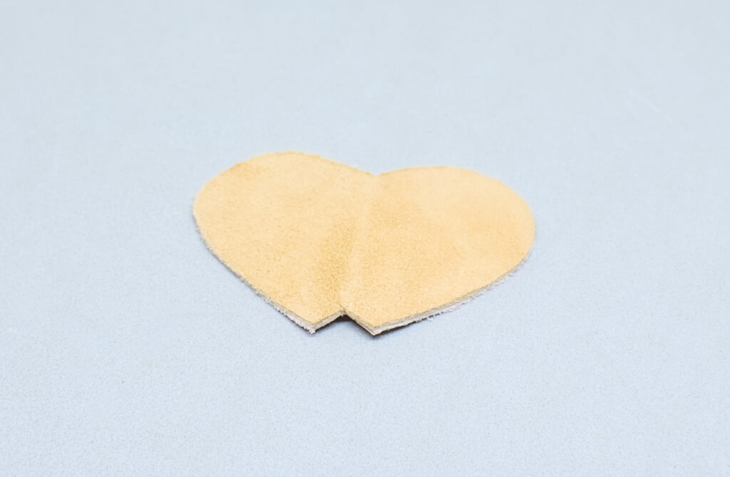 pieza de cuero cortada para hacer bota de vino en miniatura