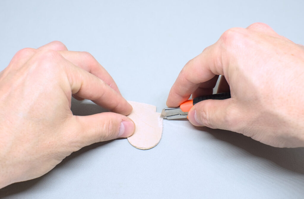 raspando cara lisa de cuero para bota de vino en miniatura