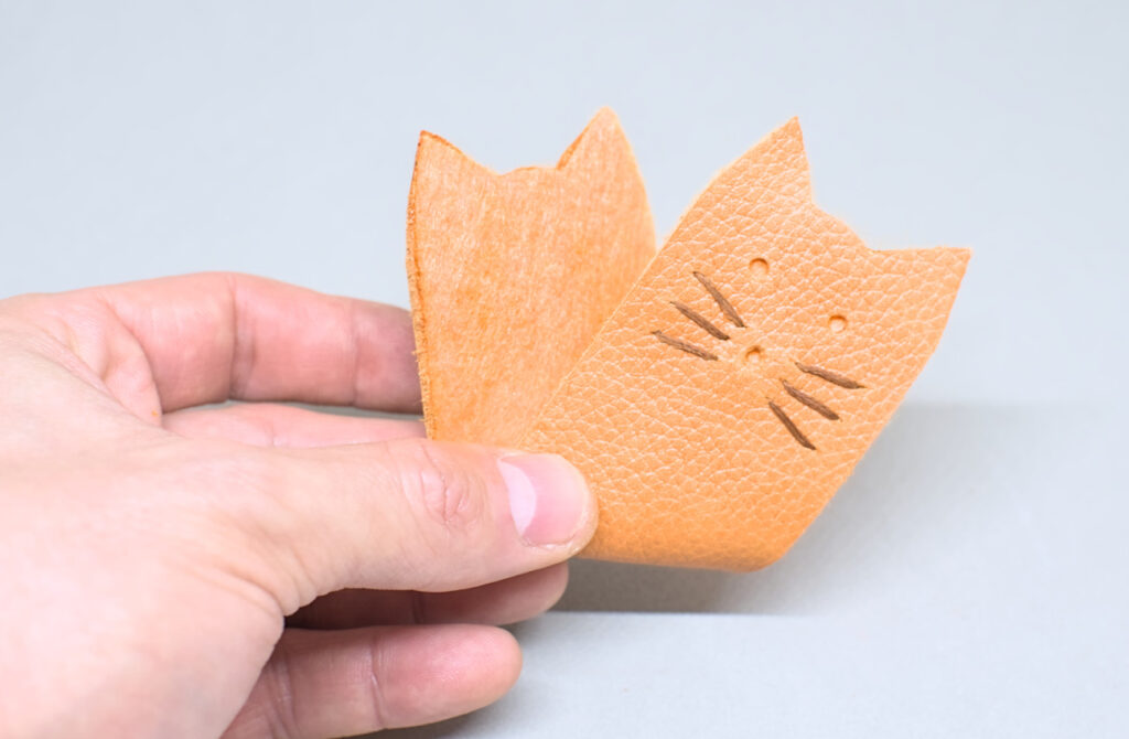 anverso y reverso de organizador de cables hecho con cuero