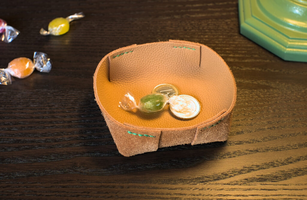 bandeja vaciabolsillos redonda hecha con retal de cuero