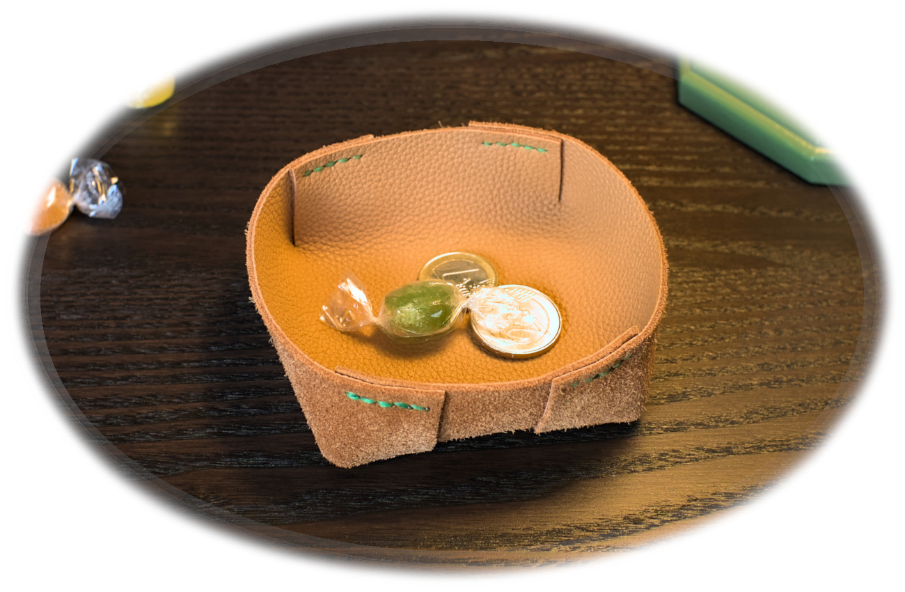 bandeja vaciabolsillos redonda hecha con retal de cuero bombeado