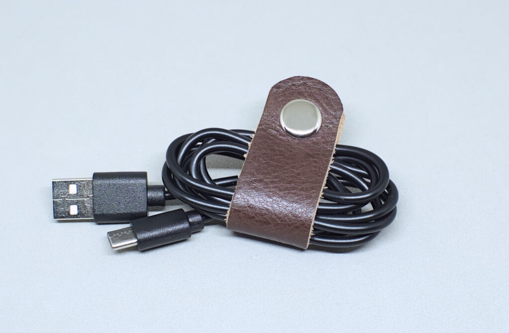 diferente modelo de organizadores de cables hecho con cuero