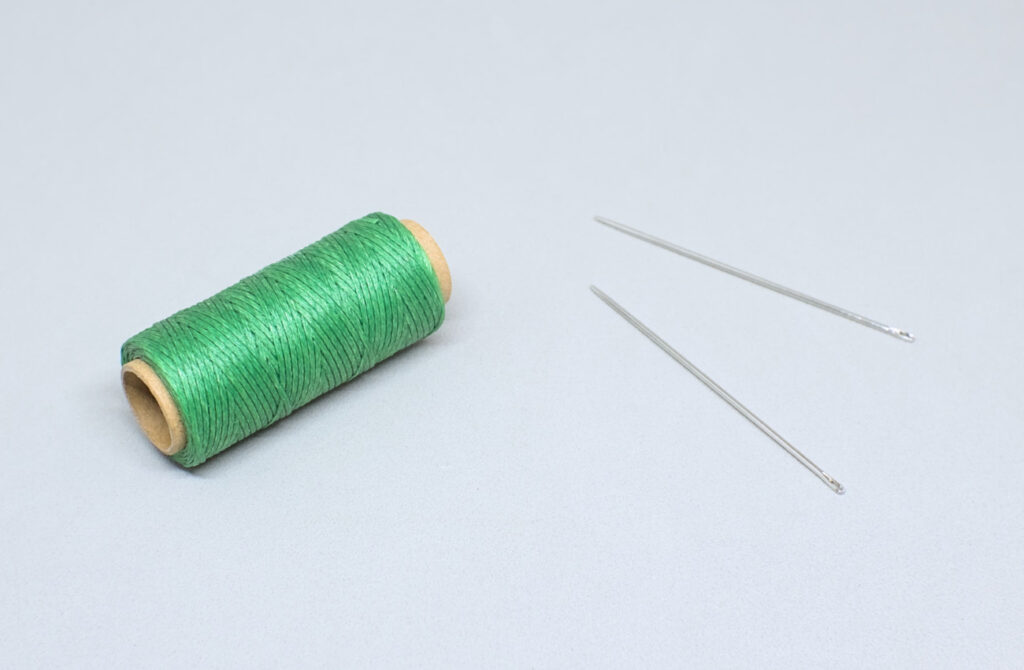 hilo encerado verde y dos agujas para cuero sin punta