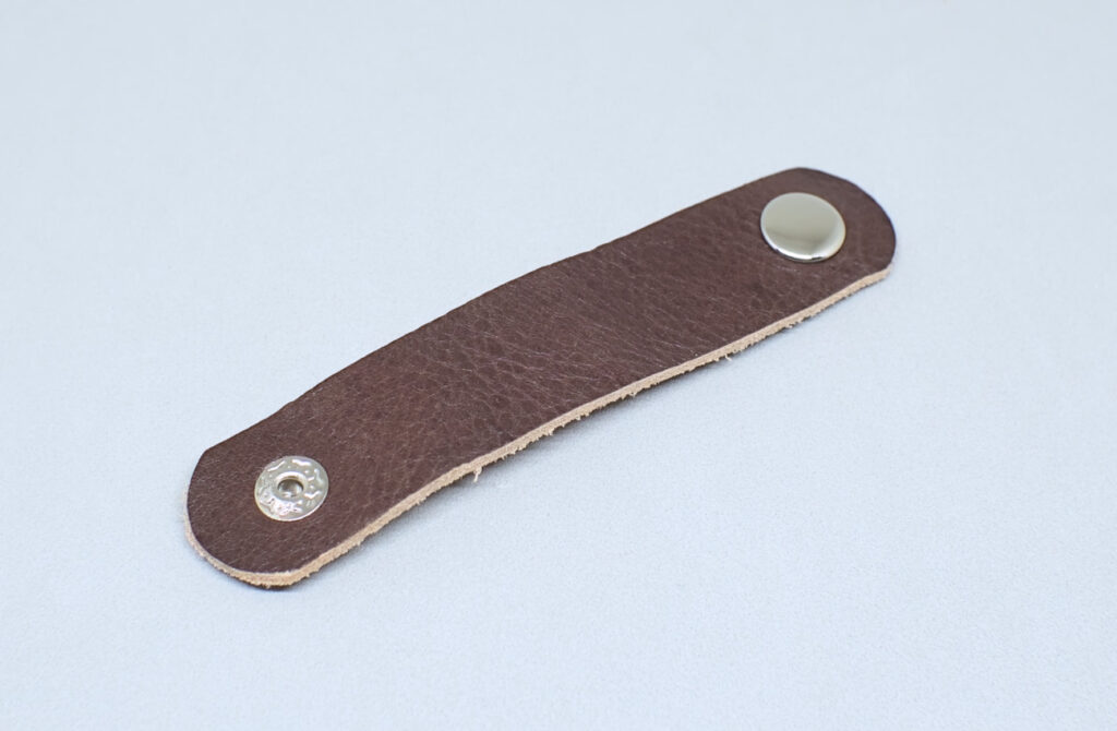 modelo simple de organizador de cables hecho con cuero