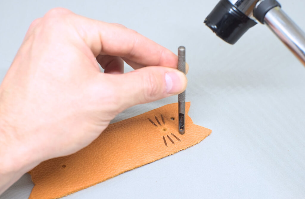 perforando de nuevo ojos de gato para organizador de cables