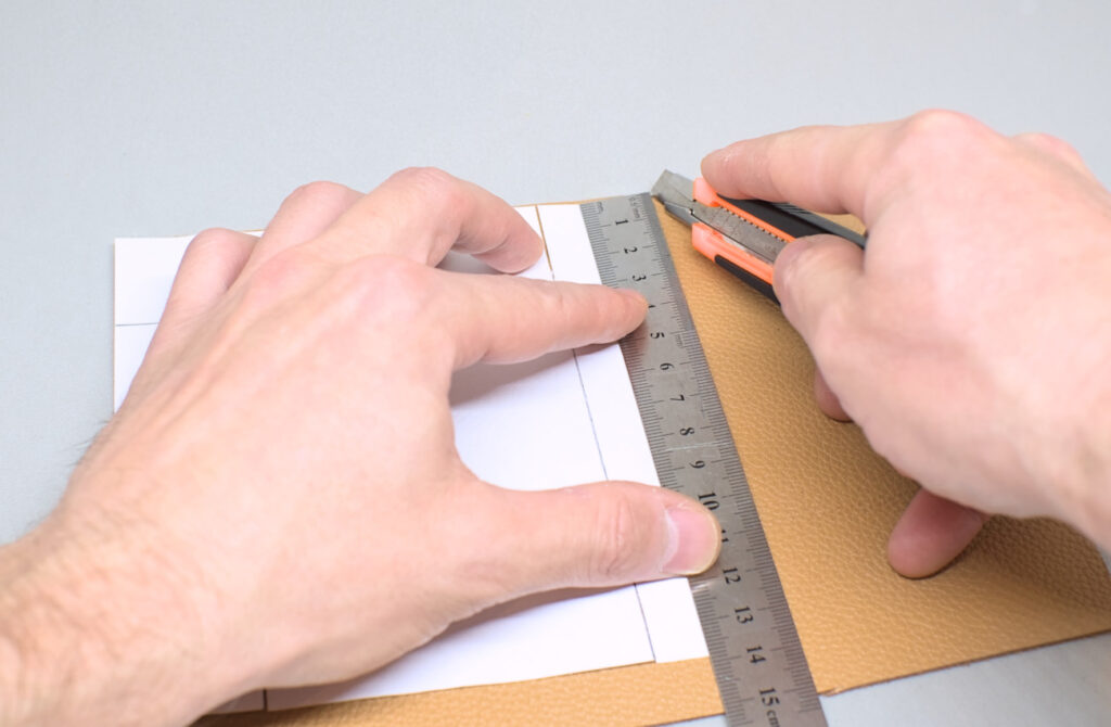 plantilla de papel para cortar pieza cuadrada de cuero