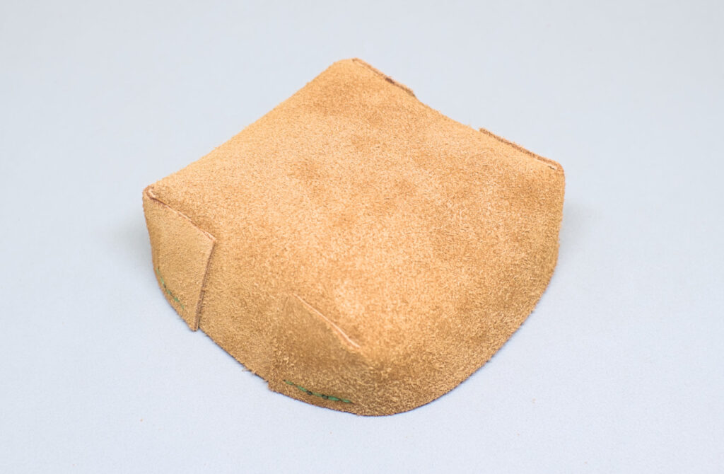 pliegues de cuero doblados y adheridos con pegamento de contacto