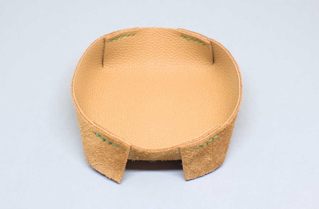 pliegues doblados sujetos con costura a dos agujas