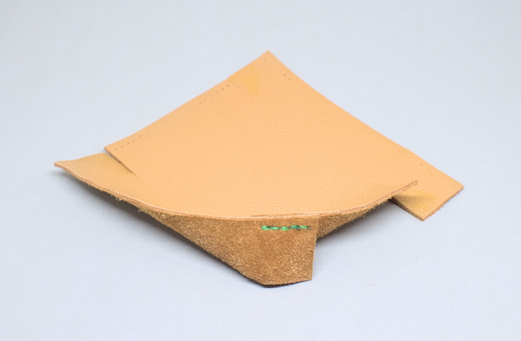 primera linea de costura con dos agujas para formar vaciabolsillos