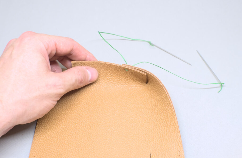 primera puntada de hilo para costura con dos agujas