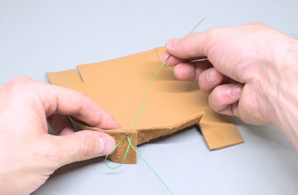 segunda puntada de hilo por el reverso para costura con dos agujas