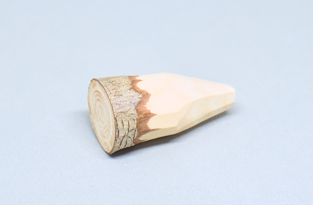 cono de madera con caras en forma de prisma