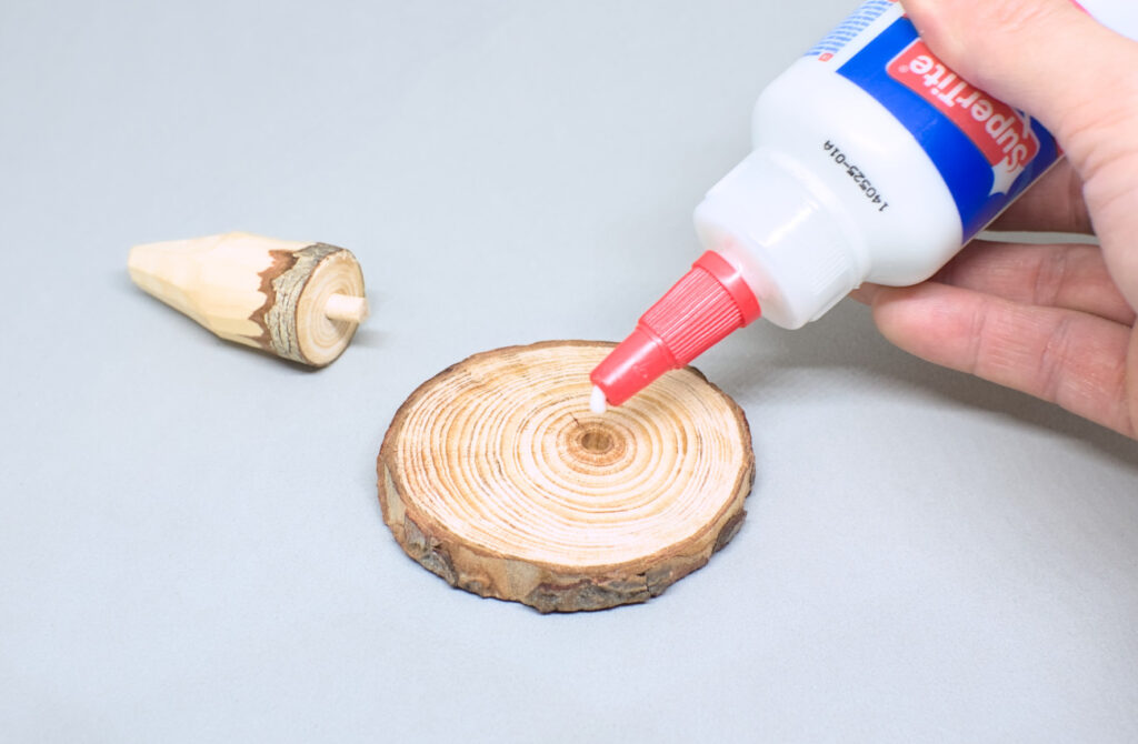 ensamblando piezas de soporte para anillos con espiga y cola blanca para madera