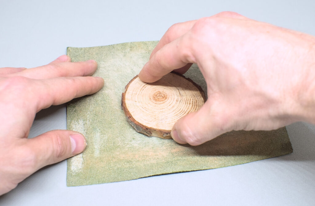 lijando ambas caras de rodaja de madera 7 cm de diametro