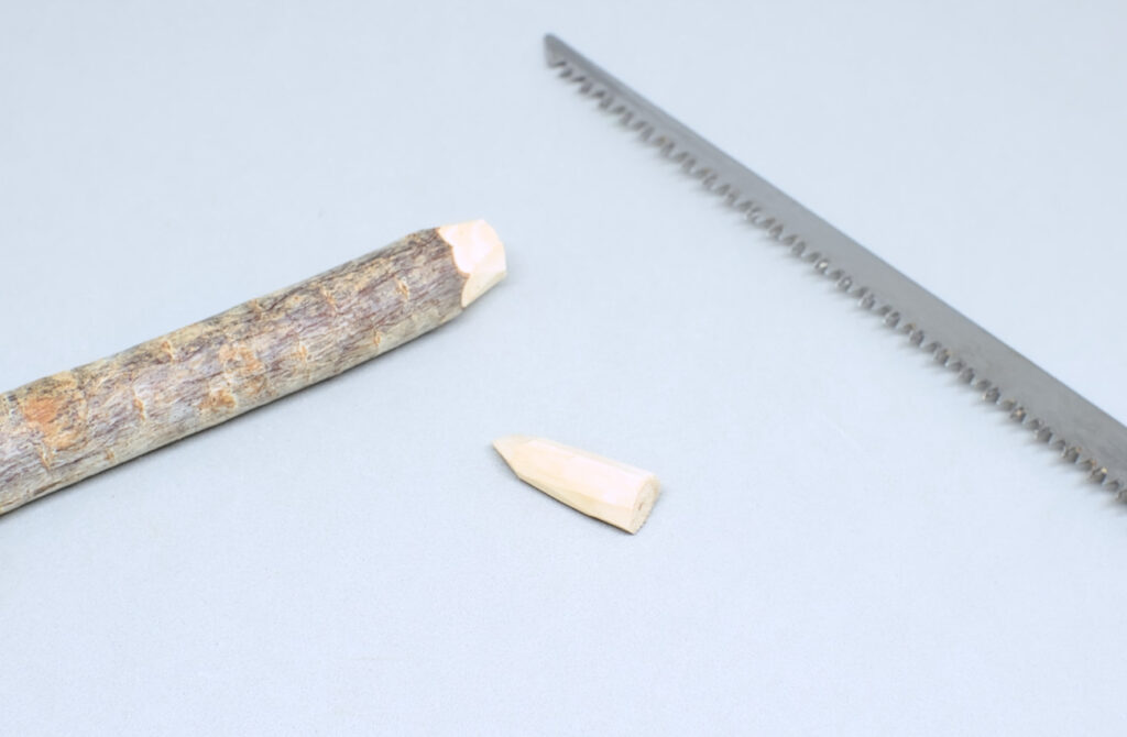 madera tallada con forma de prisma hexagonal terminado en caras piramidales