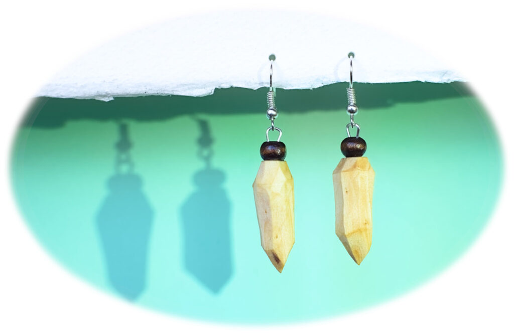 pendientes hechos de madera con forma de cristal de cuarzo hexagonal con caras piramidales