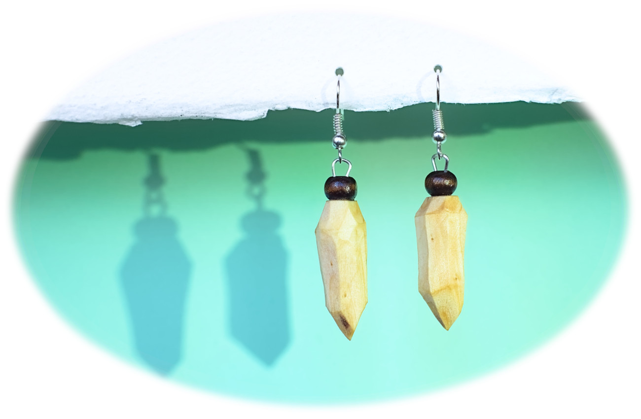pendientes hechos de madera con forma de cristal de cuarzo hexagonal con caras piramidales