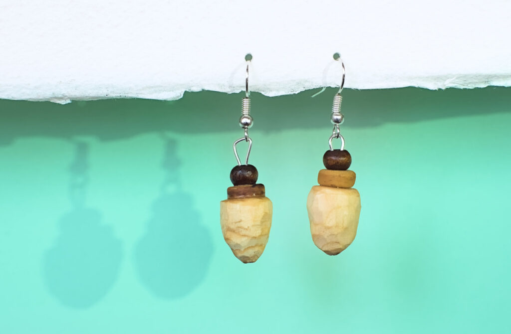 pendientes largos con forma de bellota hechos con madera