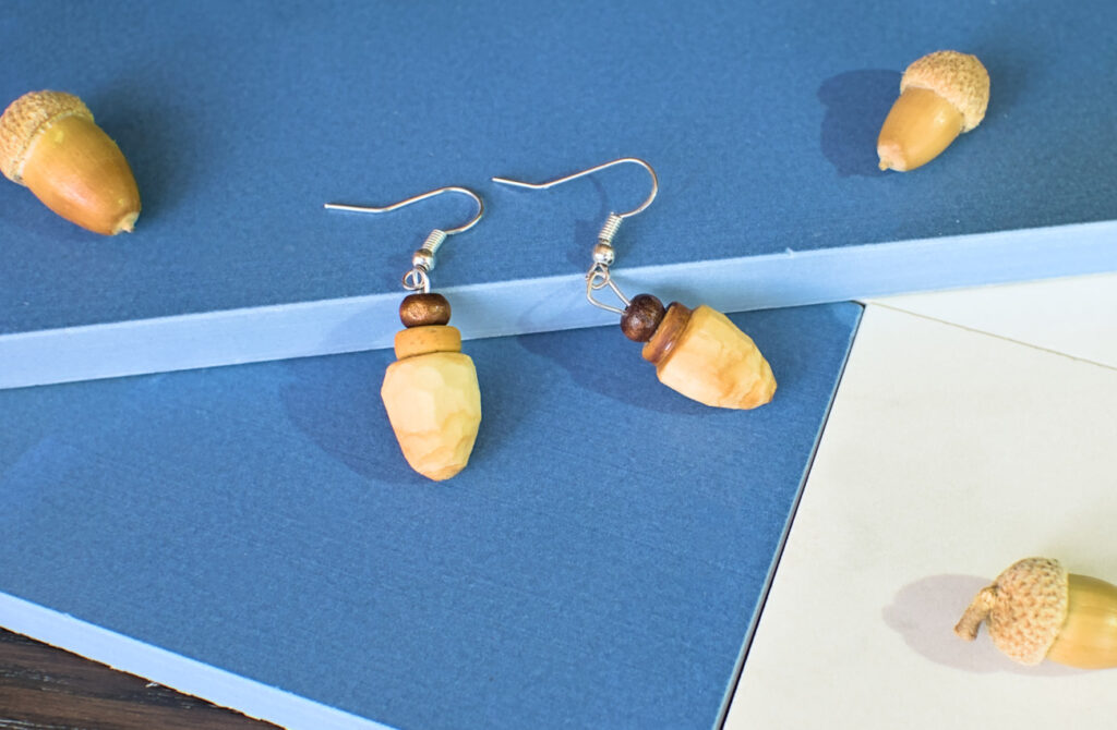pendientes largos con forma de bellota hechos con madera de pino y cuentas