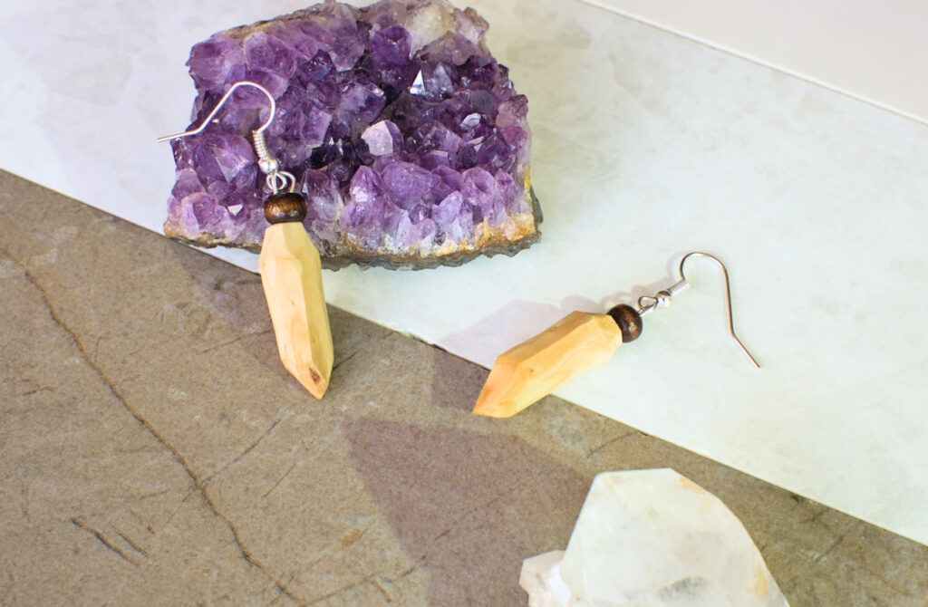pendientes largos con forma de cristales de cuarzo hechos con madera de pino y cuentas