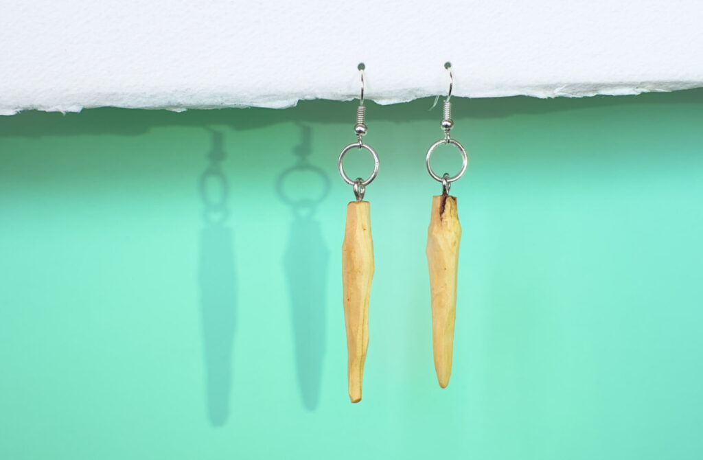 pendientes largos con forma de estalactita hechos con madera