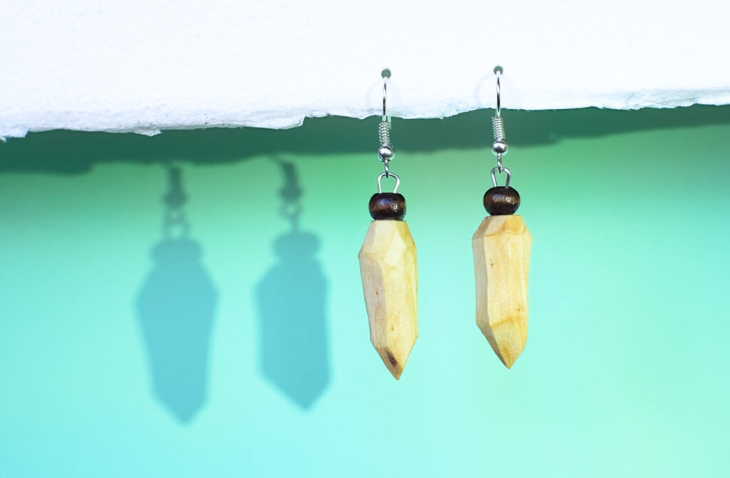 pendientes largos hechos con madera de forma artesanal