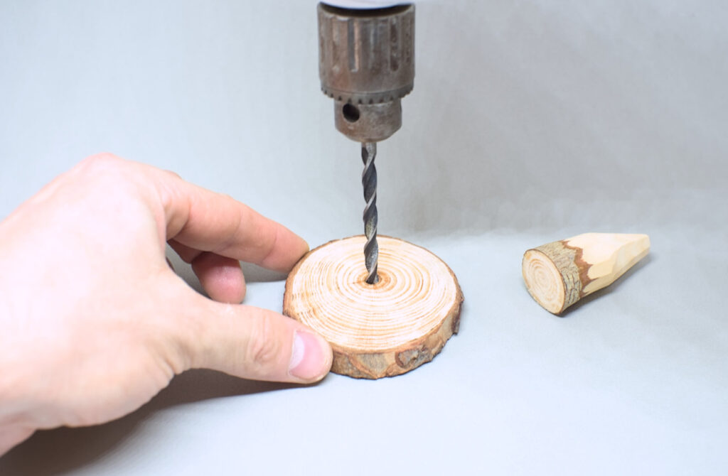 perforando rodaja de madera con broca para madera