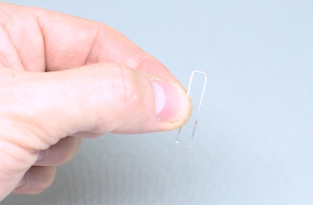 pieza de alambre doblada con forma de herradura para enganche de pendiente