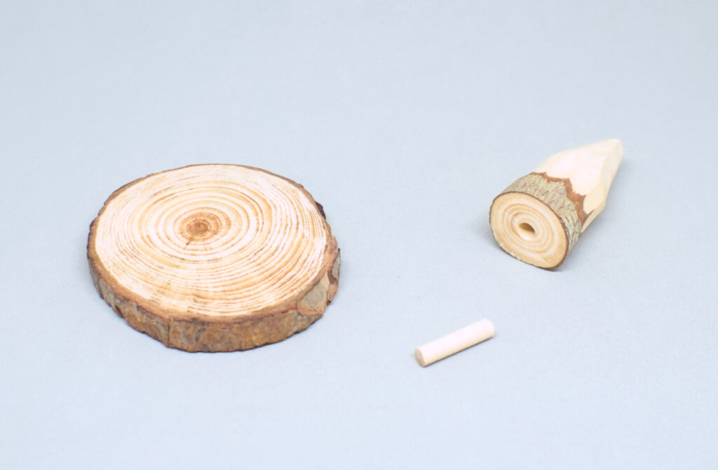 rodaja 7 cm diametro cono con forma de prisma y espiga de madera